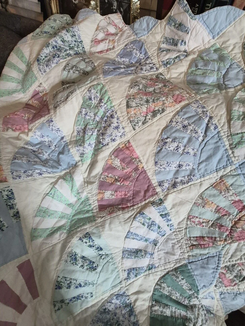 Vintage Fan-Pattern Quilted Bedspread in Pastel Multi 76×77